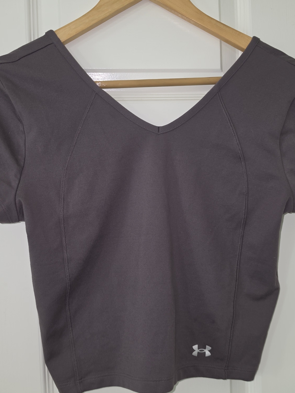 Under Armour Women's V-Neck Short Sleeve Performance Crop Top Size: Medium